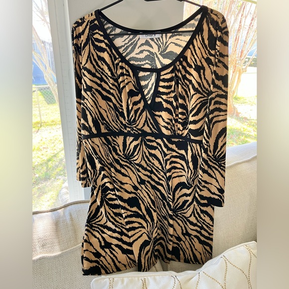 Women’s attractive Tiger print blouse size 1X, 3/4 sleeves, stretch, neckline. - Picture 1 of 15
